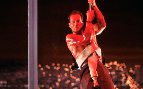 布鲁斯·威利斯(Bruce Willis)在《虎胆龙威》(Die Hard)中佩戴血迹斑斑的泰格豪雅(TAG Heuer)腕表