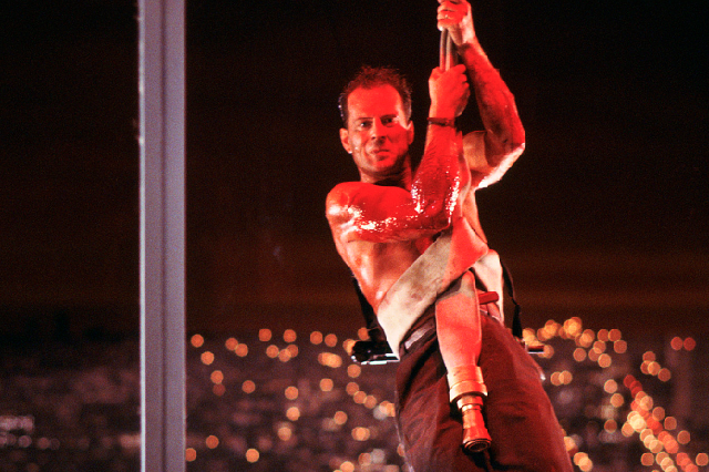 布鲁斯·威利斯(Bruce Willis)在《虎胆龙威》(Die Hard)中佩戴血迹斑斑的泰格豪雅(TAG Heuer)腕表