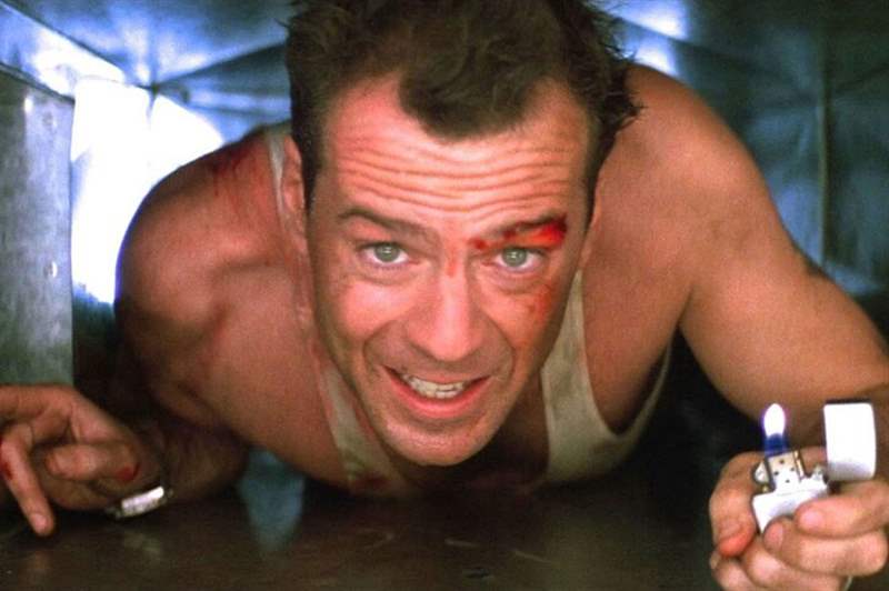布鲁斯·威利斯(Bruce Willis)在《虎胆龙威》(Die Hard)中佩戴血迹斑斑的泰格豪雅(TAG Heuer)腕表