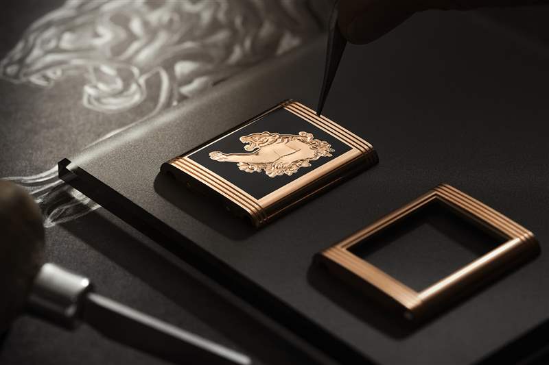 正在生产的 Jaeger-LeCoultre Reverso Tribute Enamel“Tiger”腕表。