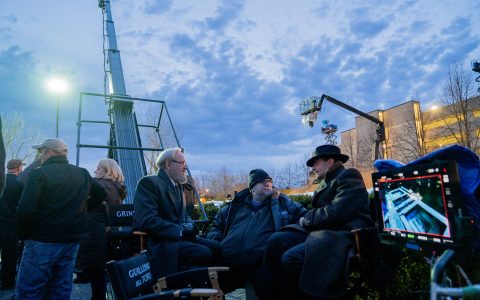 布拉德利·库珀(Bradley Cooper)在吉列尔莫·德尔·托罗(Guillermo Del Toro)的《梦魇小巷》中佩戴金色汉密尔顿腕表