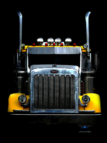 黑黄大钻机卡车