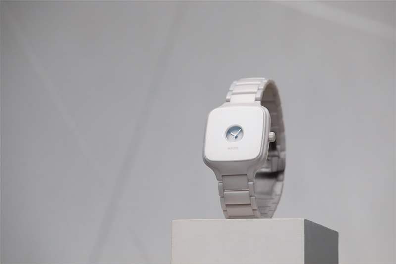 白色背景上的白色 Rado 手表