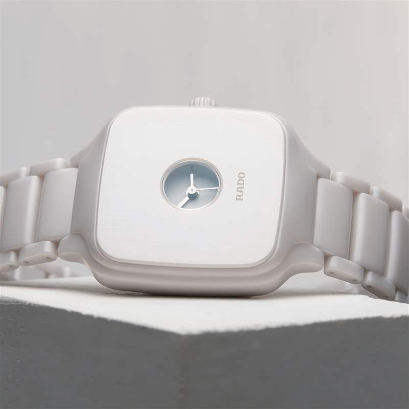 白色 Rado 手表和手链