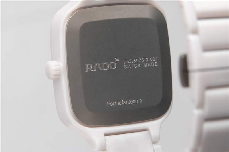 白色 Rado 腕表的底盖