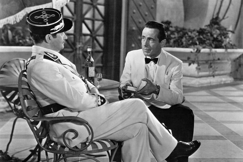 观看电影Humphrey Bogart向我们展示了如何在“卡萨布兰卡”中佩戴手表