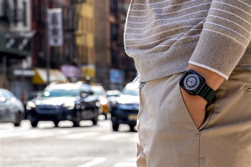 纽约街头男模佩戴的Apple Watch Series 7