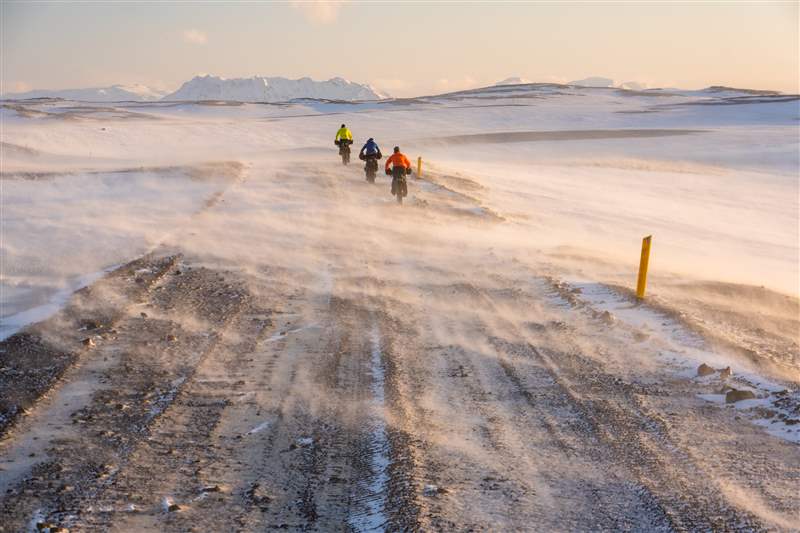 骑自行车穿越冰岛的团队