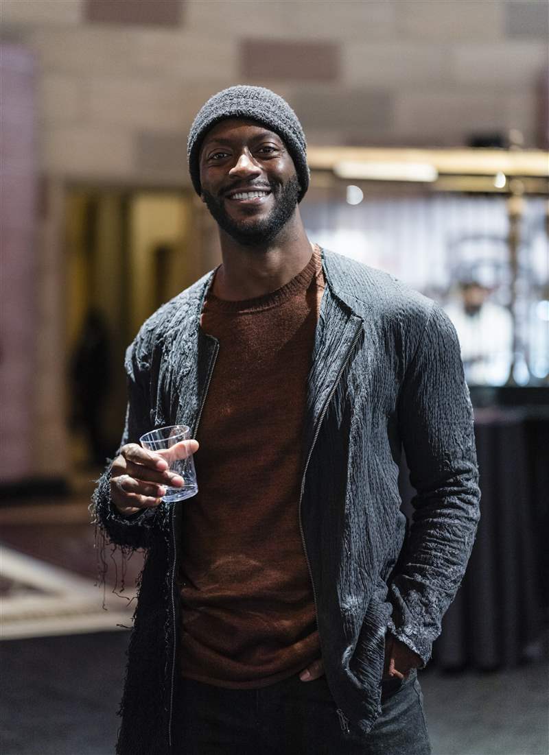 拿着塑料杯的演员 Aldis Hodge