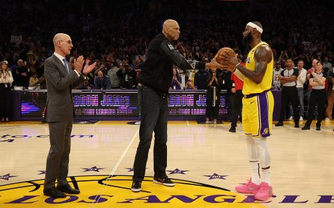 观看勒布朗詹姆斯打破NBA得分记录后佩戴镂空黑色陶瓷AP皇家橡树腕表