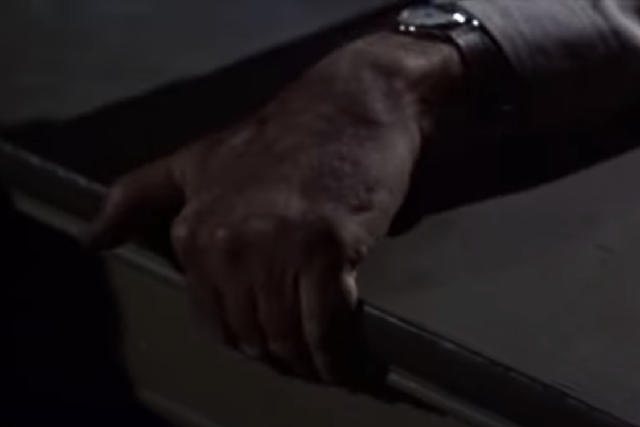 吉米·斯图尔特在《后窗》中在室内佩戴天梭Field腕表