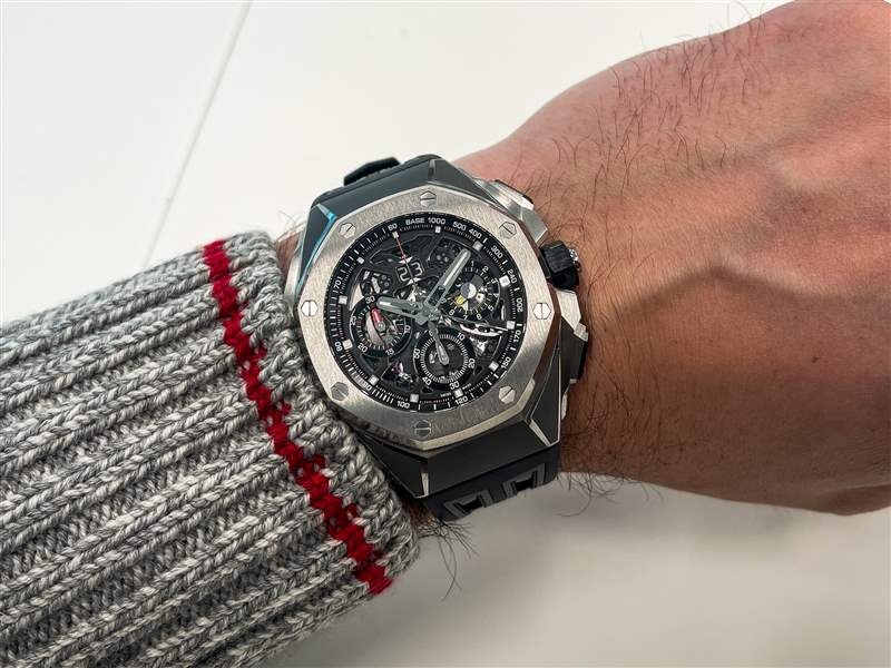 男士手腕上的 Royal Oak Concept Chronograph GMT Large date 手表显示表盘