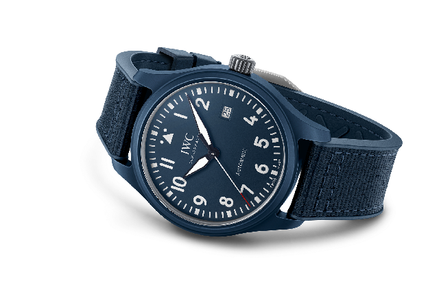 隆重推出万国表推出这款陶瓷飞行员腕表的全蓝色腕表