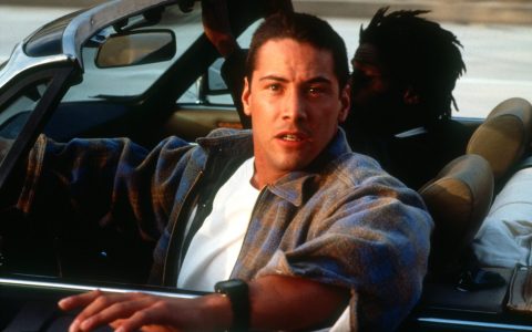 看电影基努里维斯在“速度”中的一辆失控的公共汽车上佩戴卡西欧G-Shock