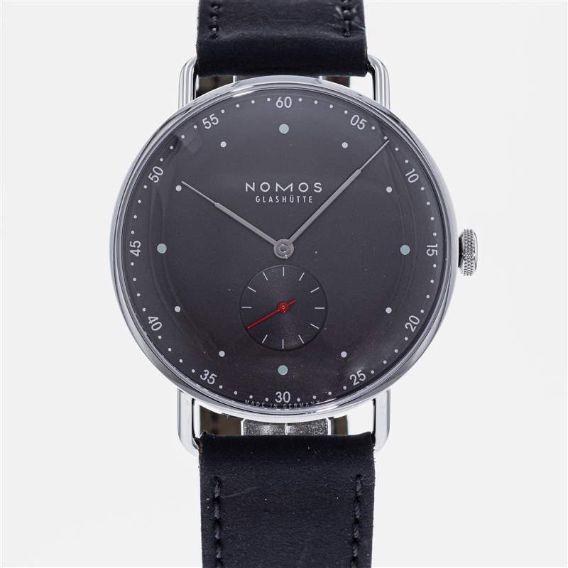 NOMOS Metro 38 Urban Grey 的士兵形象