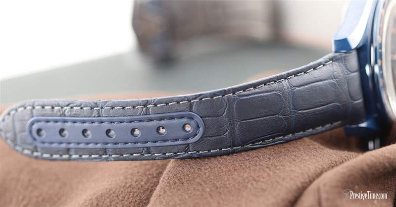 欧米茄 Speedmaster Blue Side of The Moon Aventurine Structured Leather Strap