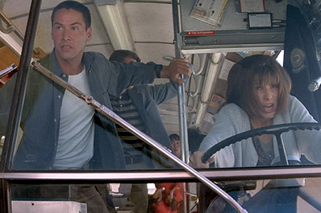 看电影基努里维斯在“速度”中的一辆失控的公共汽车上佩戴卡西欧G-Shock