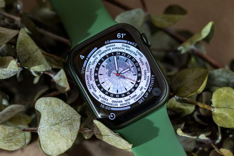 Apple Watch Series 7 世界时间表盘。