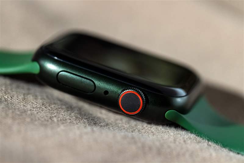 Apple Watch Series 7，表壳侧面，显示表冠和侧面按钮。