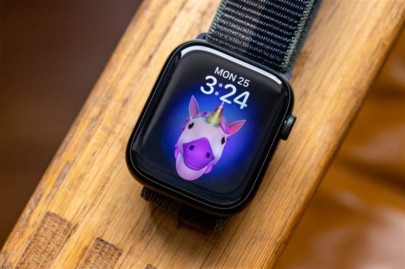 带有独角兽表情符号的 Apple Watch Series 7