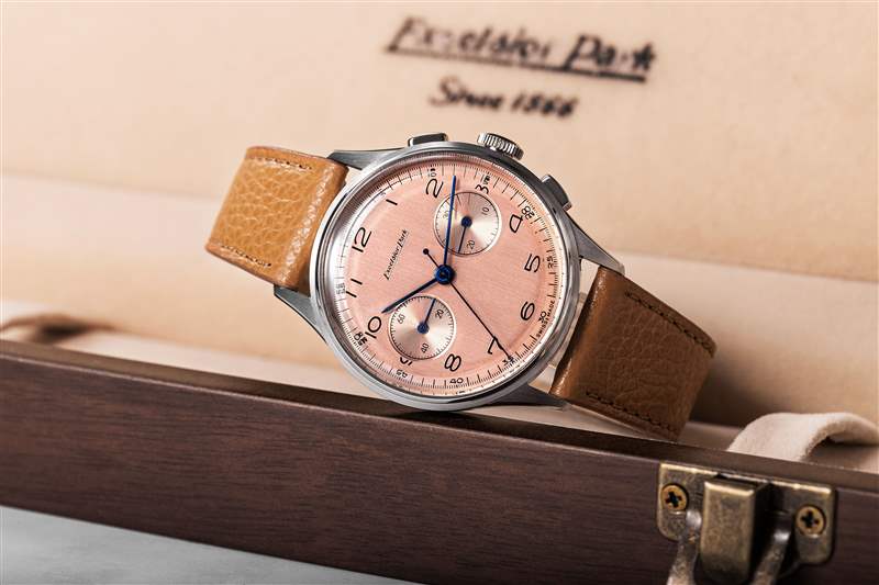 Tan Dial Excelsior Park 计时码表在其侧面