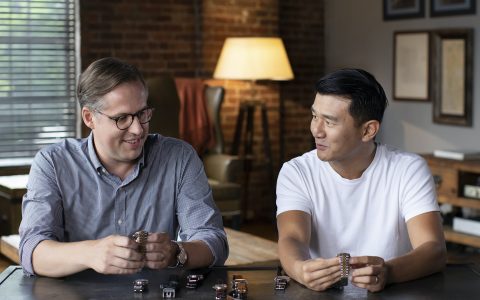 与演员、喜剧演员兼《每日秀》记者Ronny Chieng谈手表