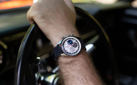 将真力时Chronomaster Original手表佩戴到手腕上