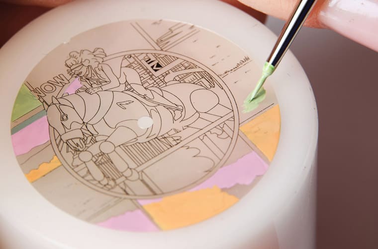 爱马仕Arceau限量表于珍珠母贝面盘微绘画上漫画风格丝巾图案