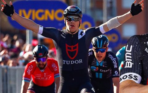 帝舵自行车队摘下队史首座职业赛冠军车手戴特制Black Bay领奖