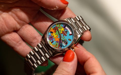 劳力士星期日历型与石质表盘、拼图和表情符号