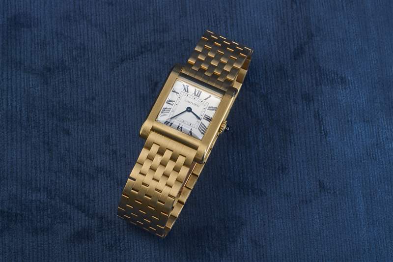 Cartier Tank Normale 坐在手链上