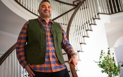 他喜欢手表，但他可能更喜欢看聚会