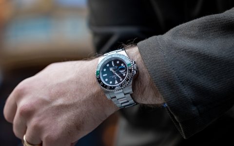 戴上“左手”劳力士格林威治标准时间腕表的戴法是否正确？