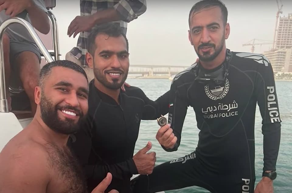 「人民保姆难为」杜拜警方受民众委托打捞劳力士游艇上岸