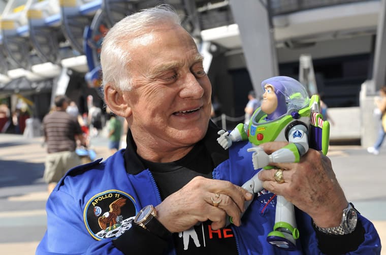 传奇太空人Aldrin庆祝阿波罗11号发射周年手上亮出3支最有意义的超霸手表