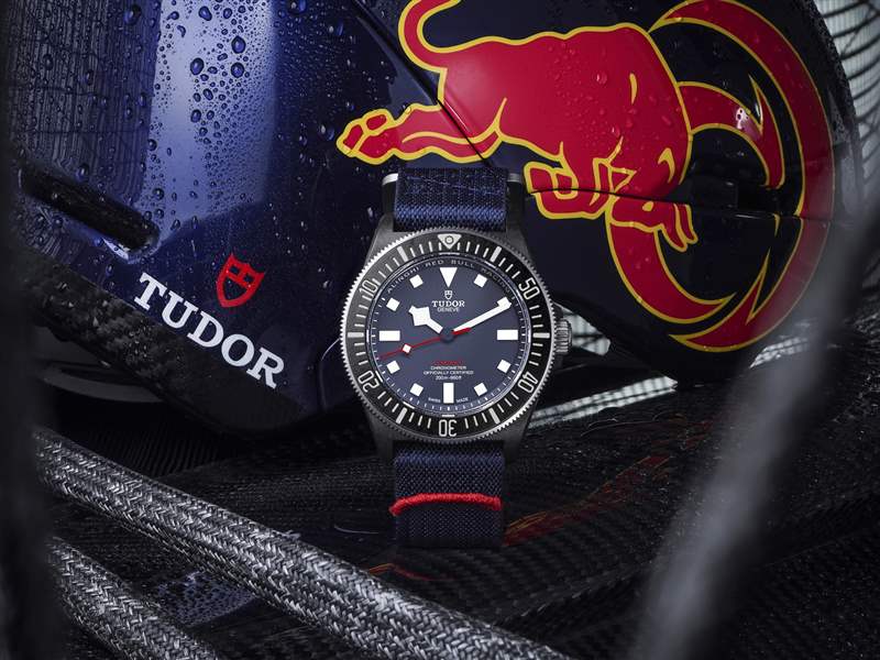 『新表』帝舵推出Pelagos FXD Alinghi Red Bull Racing Edition大三针腕表和计时码表：碳复合材料表壳，蓝白灰帆船色