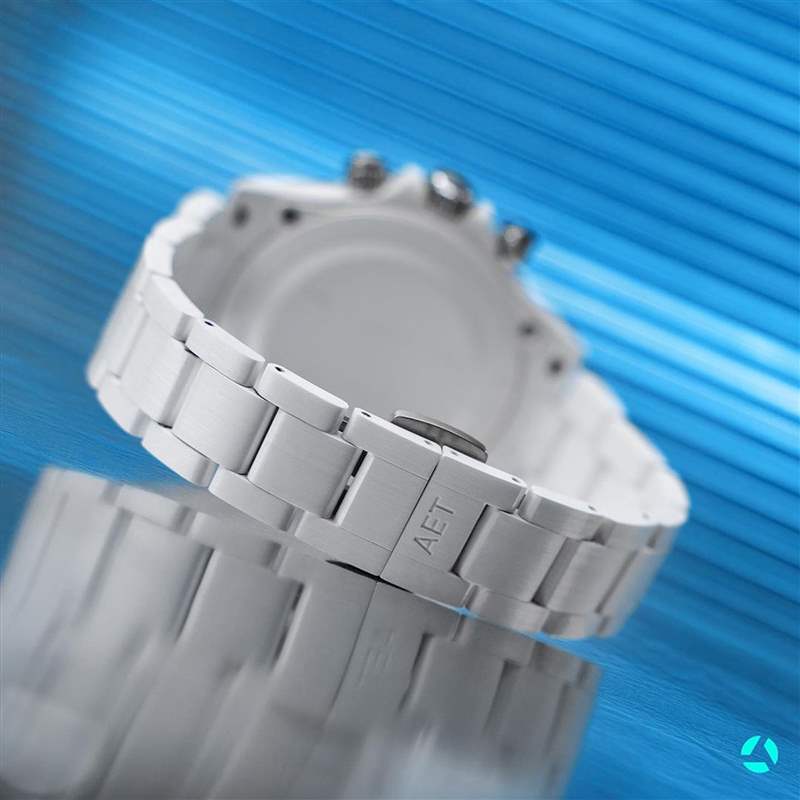 AET REMOULD新作Daytona Blue Gemstone Ceramic采用白色陶瓷制作手表的表壳与链带，塑造出耳目一新的视觉效果。 （Source：AET REMOULD）
