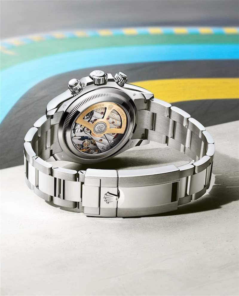劳力士勒芒百年纪念版Daytona腕表采透明表背设计，显露4132型机芯。 （Rolex官网）
