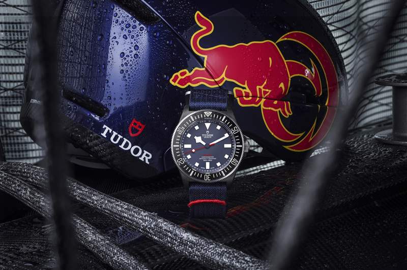 『新表』帝舵推出Pelagos FXD Alinghi Red Bull Racing Edition大三针腕表和计时码表：碳复合材料表壳，蓝白灰帆船色