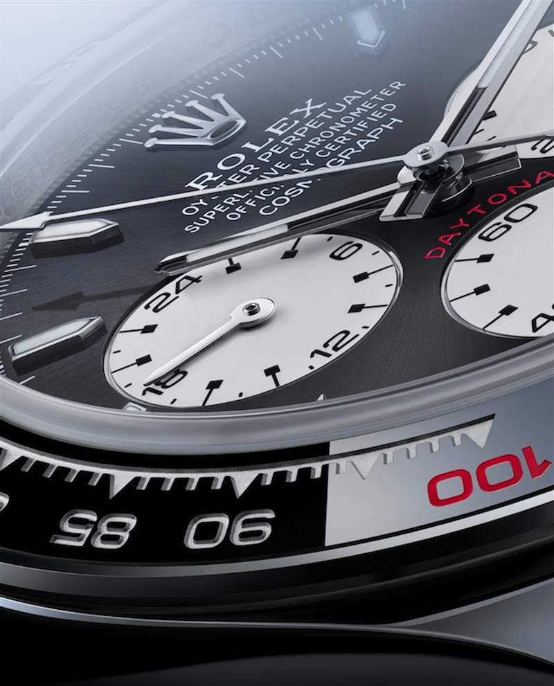 劳力士勒芒百年纪念版Daytona腕表的小时计时盘从一般款的12小时变成24小时，测速计圈上数字「100」以红色标示。 （Rolex官网）