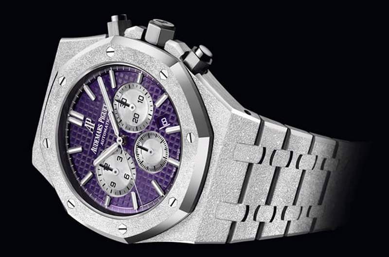 AP在2019年發表的霜金皇家橡樹計時碼錶，面盤同為紫色，不過小錶盤則是銀色。（AUDEMARS PIGUET官網）