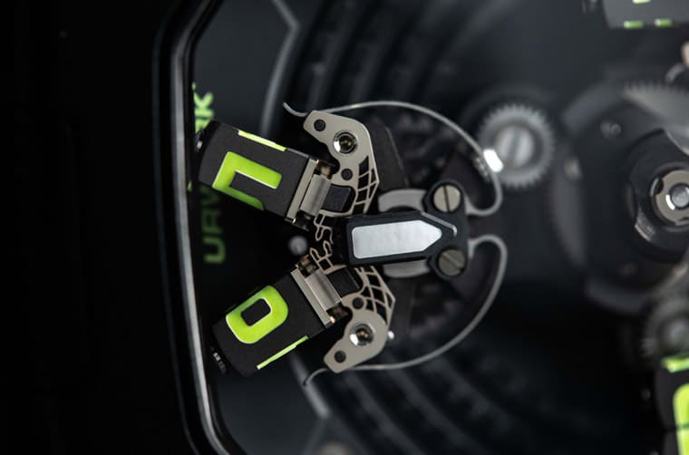 URWERK UR-120系列改换黑色造型诠释创意卫星转头显时技术