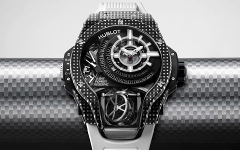 宇舶MP-09双轴陀飞轮再次结合3D碳纤维材质这次改为耐看好搭的白色