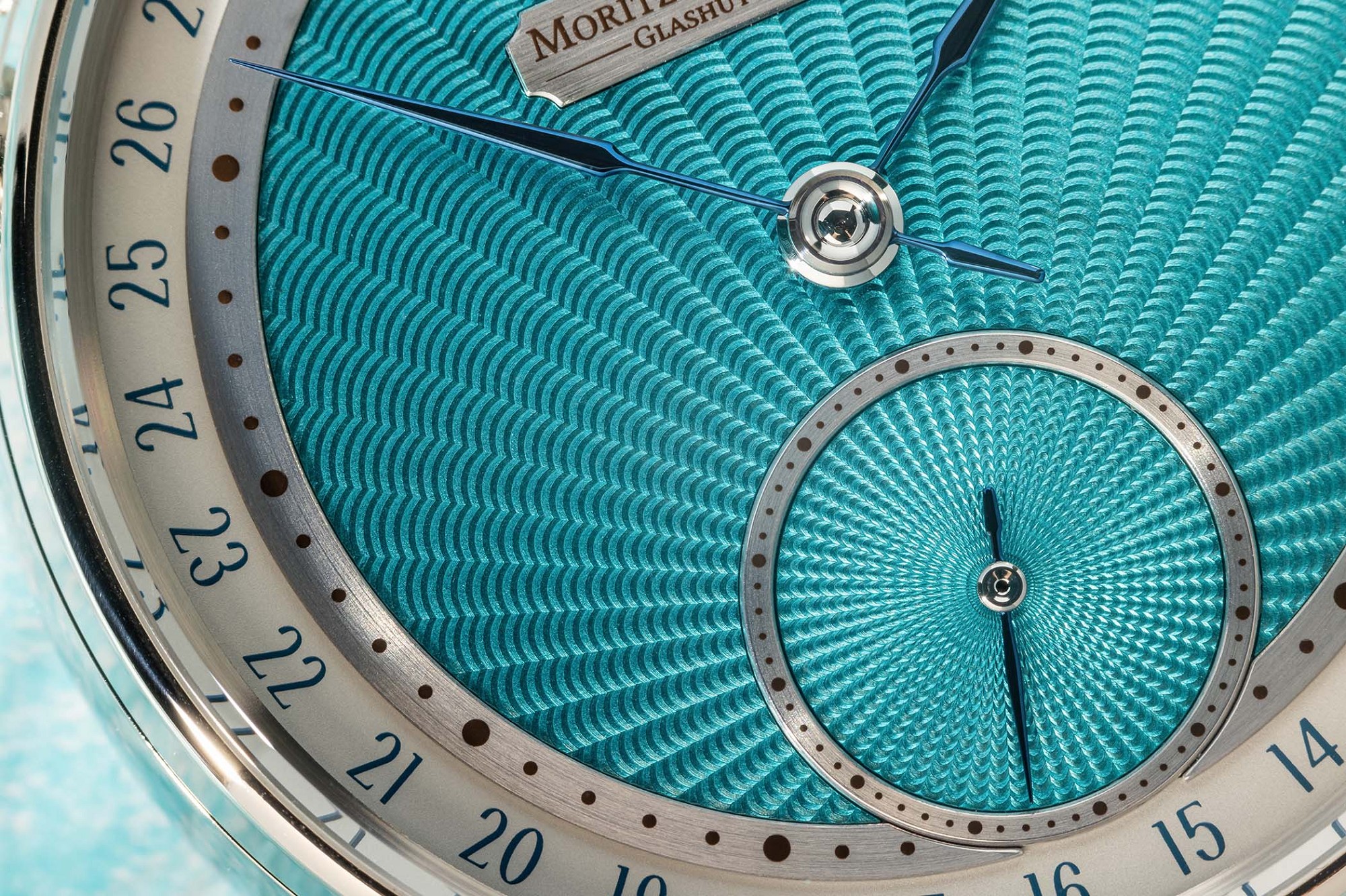 Moritz Grossmann推出Date Turquoise小三针日历腕表：绿松石色玑镂纹表盘