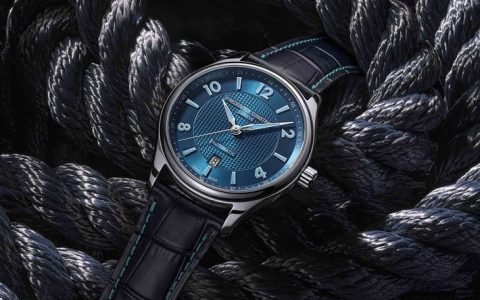 康斯登Classics Runabout Automatic限量表：电光蓝面盘的独特魅力
