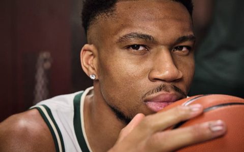 百年灵为NBA巨星「字母哥」定制专属Chronomat计时码表